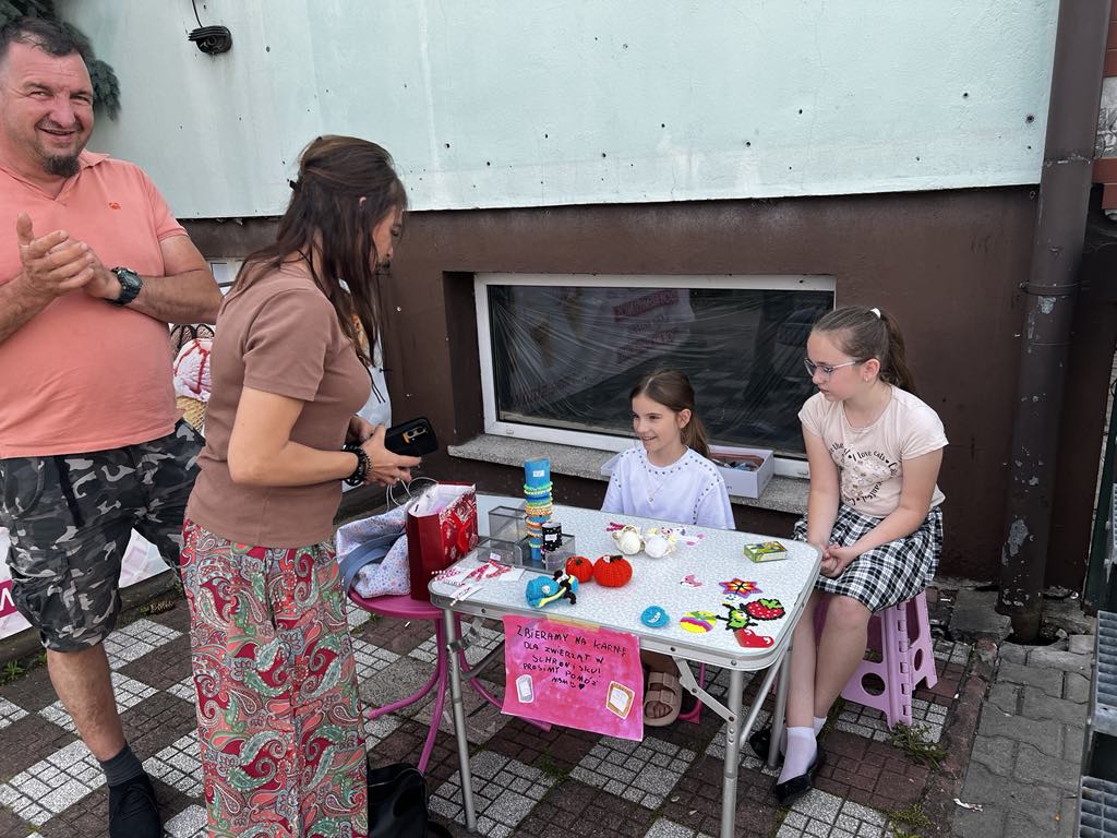 Otworzyły kram z biżuterią. 10-latki chcą pomóc bezdomnym zwierzętom