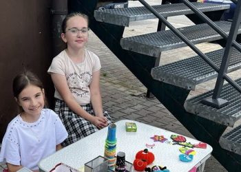 Otworzyły kram z biżuterią. 10-latki chcą pomóc bezdomnym zwierzętom