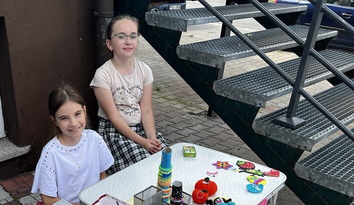 Otworzyły kram z biżuterią. 10-latki chcą pomóc bezdomnym zwierzętom