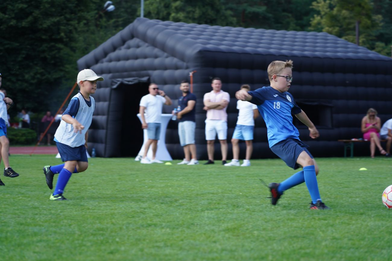 Świętują piłkarze i całe rodziny. Trwa piknik SKP