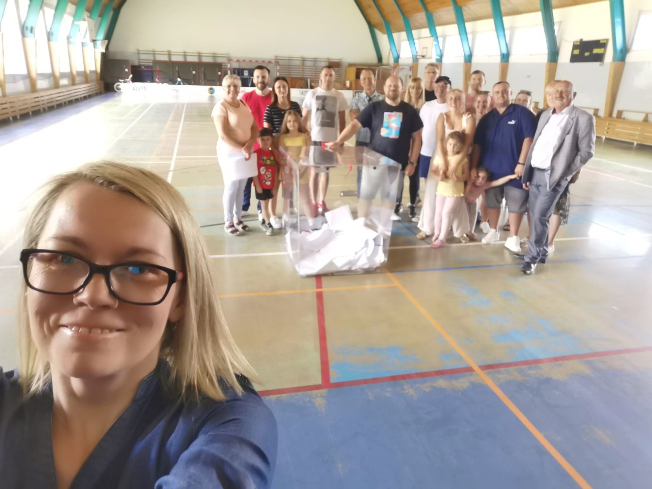 Ciekawy sposób na integrację mieszkańców. Wspólnie pojechali… na wybory