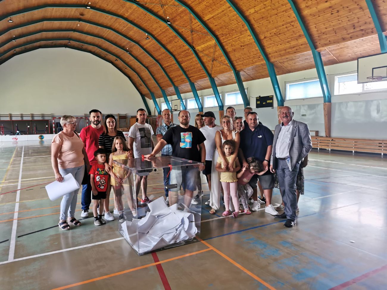 Ciekawy sposób na integrację mieszkańców. Wspólnie pojechali… na wybory