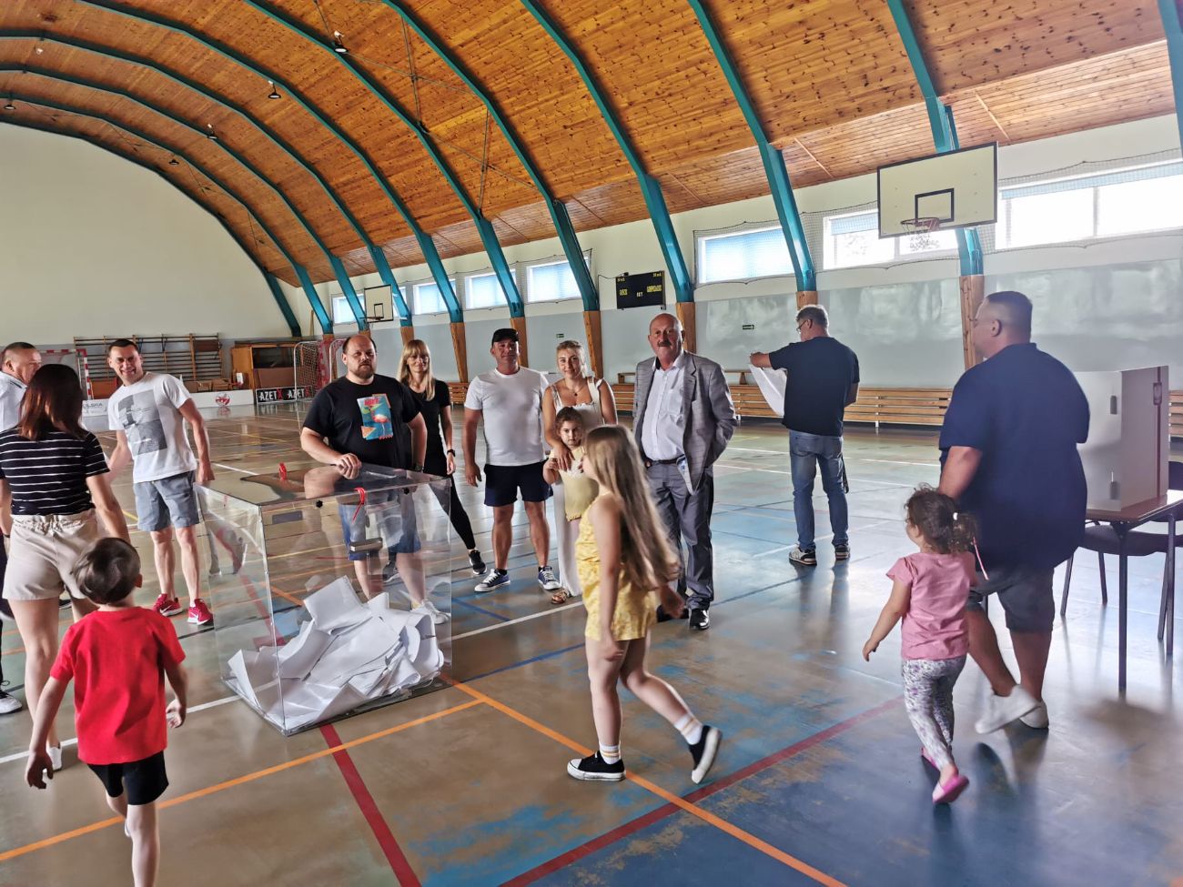 Ciekawy sposób na integrację mieszkańców. Wspólnie pojechali… na wybory