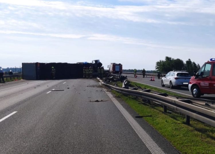 Ciężarówka blokuje autostradę
