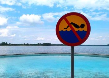 Ile można zapłacić za kąpiel w basenie nad jeziorem? Policja wyjaśnia