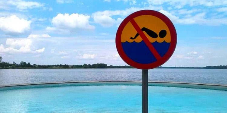 Ile można zapłacić za kąpiel w basenie nad jeziorem? Policja wyjaśnia