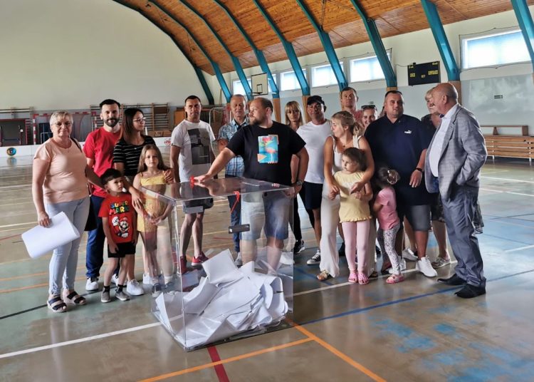 Ciekawy sposób na integrację mieszkańców. Wspólnie pojechali… na wybory