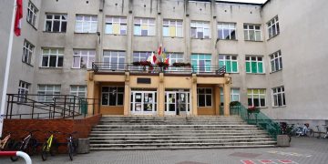 Uczniowie dostają po 300 zł. Radny wnioskuje o więcej