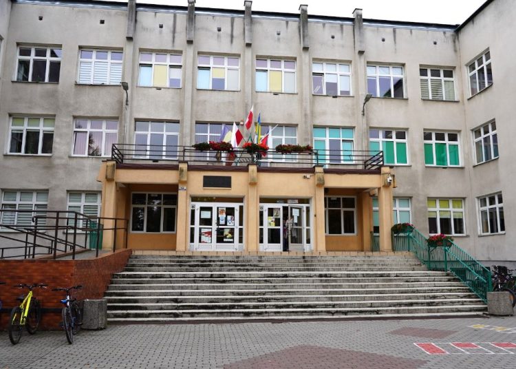 Uczniowie dostają po 300 zł. Radny wnioskuje o więcej