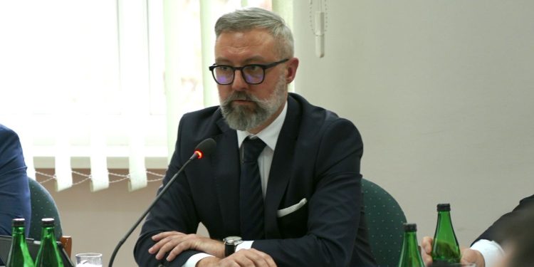 Odda całą pensję. Dlaczego?