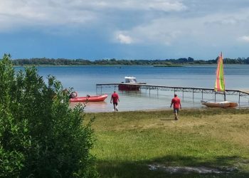 Akcja na jeziorze. Wywrócił się katamaran