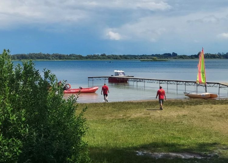 Akcja na jeziorze. Wywrócił się katamaran