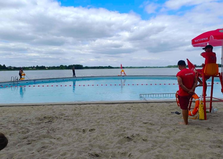 Basen hucznie otwarty, ale… ludzie nie mogli do niego wejść AKTUALIZACJA