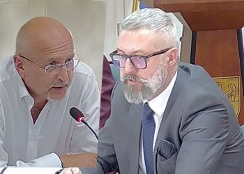 Chce zobaczyć jego listę obecności w starostwie