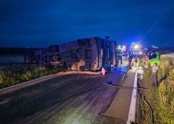 Ciężarówka zablokowała drogę
