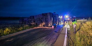 Ciężarówka zablokowała drogę