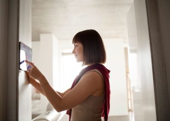 Często nie ma Cię w domu? Zainwestuj w wideodomofon!