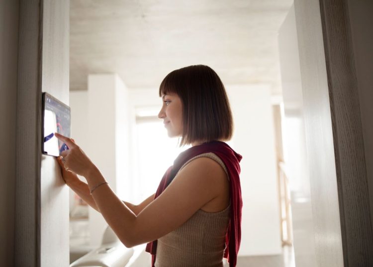 Często nie ma Cię w domu? Zainwestuj w wideodomofon!
