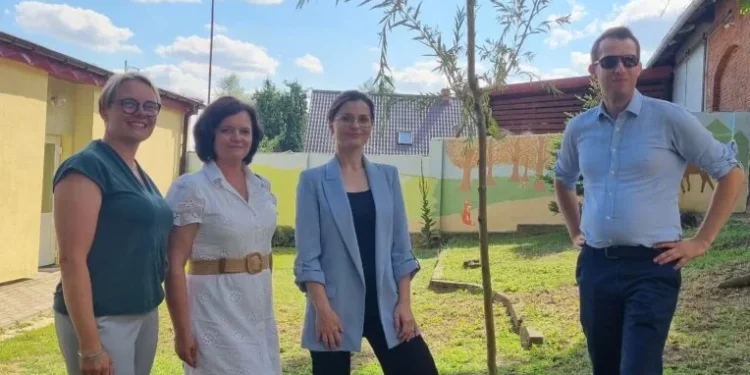 Wojewoda na zielonym szlaku. W Powidzu sadziła płaczącą wierzbę