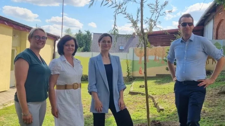 Wojewoda na zielonym szlaku. W Powidzu sadziła płaczącą wierzbę