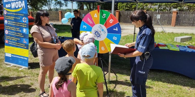 Zaprosili na piknik nad jeziorem