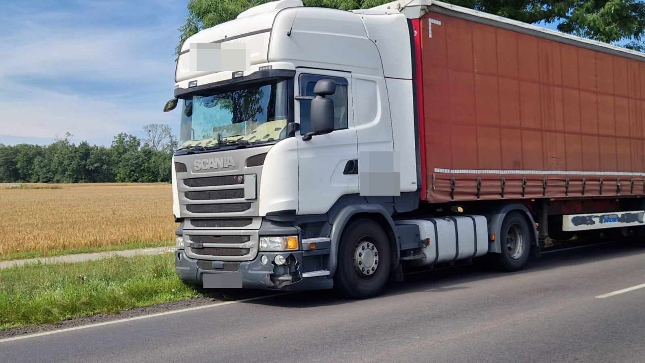 Groźnie na K92. Auto zatrzymało się na drzewie ZDJĘCIA