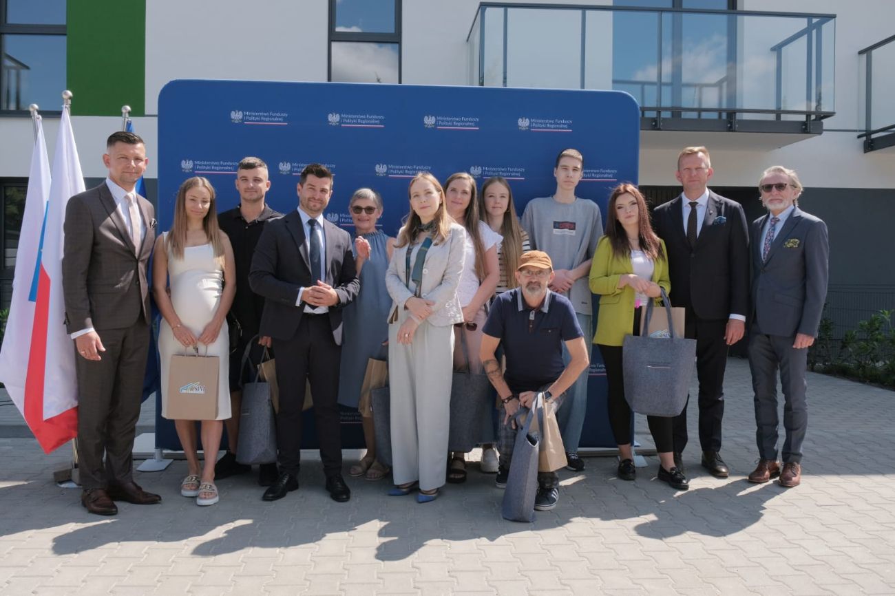 Minister w Ostrowitem. Wręczyła klucze do nowych mieszkań