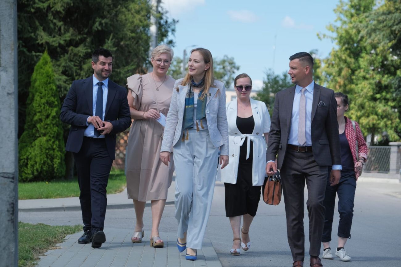 Minister w Ostrowitem. Wręczyła klucze do nowych mieszkań