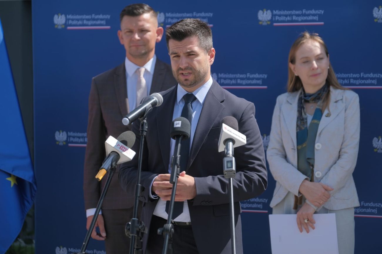 Minister w Ostrowitem. Wręczyła klucze do nowych mieszkań