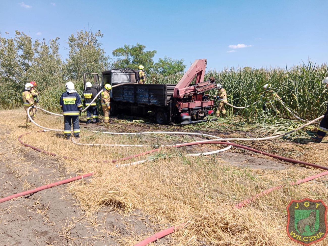 Płonącym autem wjechał w pole kukurydzy