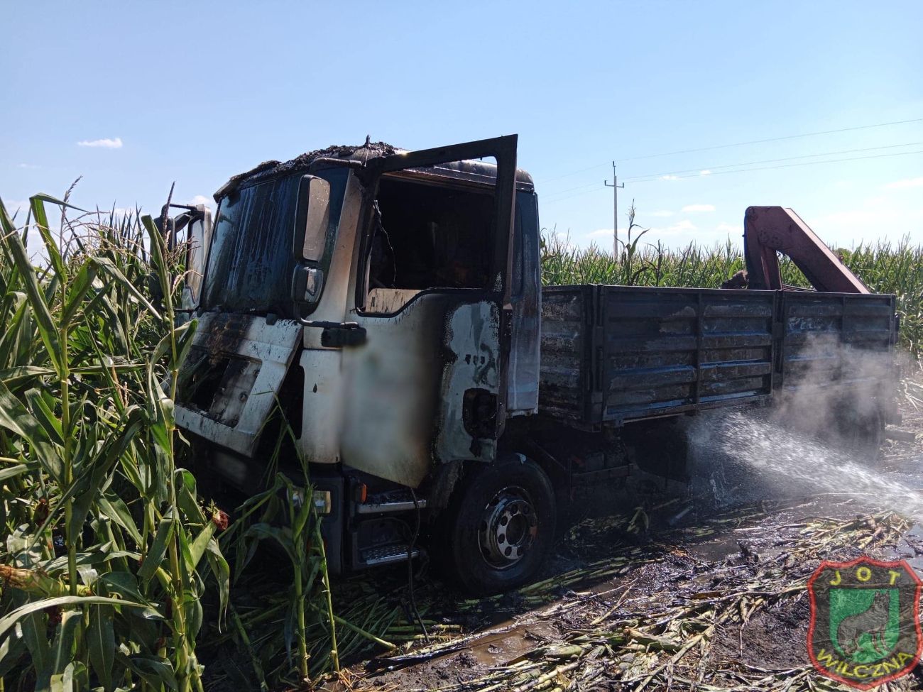 Płonącym autem wjechał w pole kukurydzy