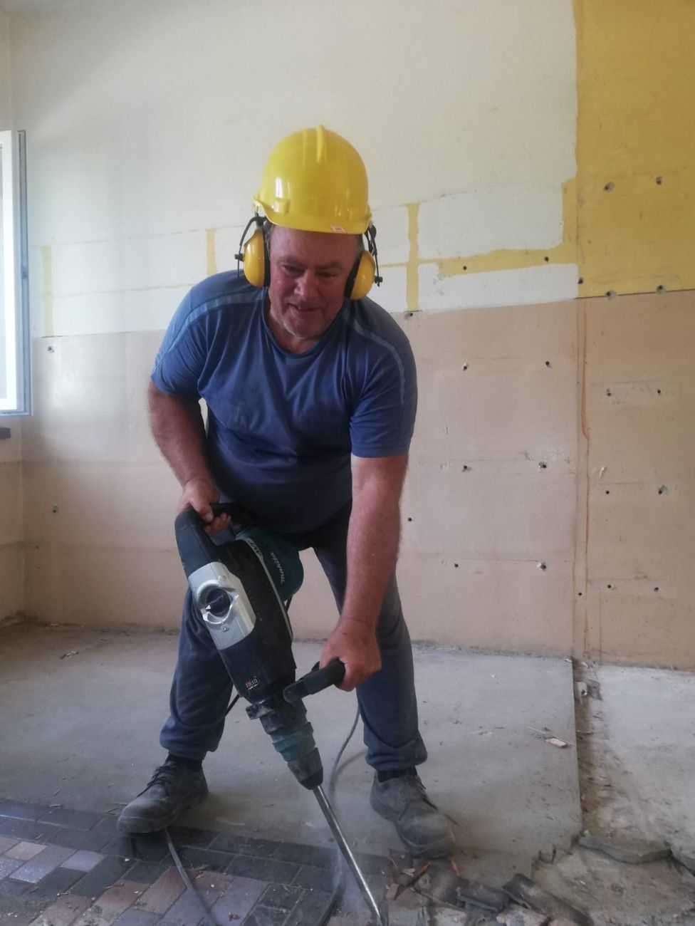 Wójt chwycił za młot. Razem z mieszkańcami robi rewolucję