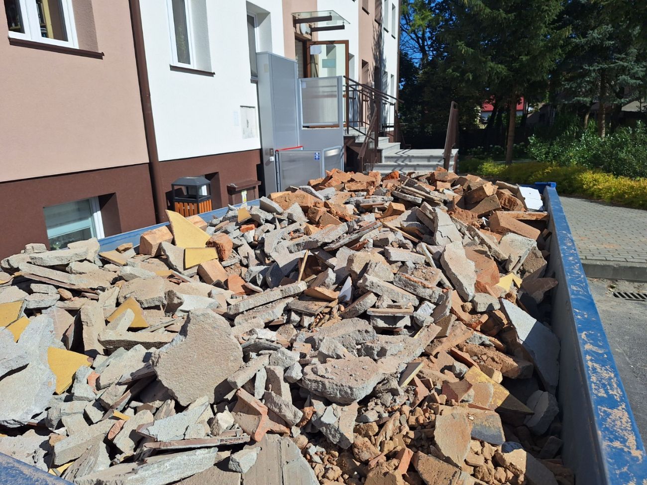 Wójt chwycił za młot. Razem z mieszkańcami robi rewolucję