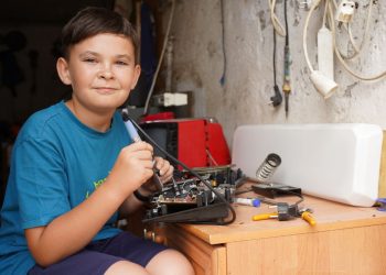 Naprawia to, co ludzie wyrzucają na śmieci