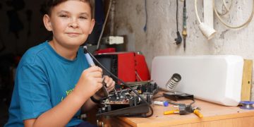 Naprawia to, co ludzie wyrzucają na śmieci