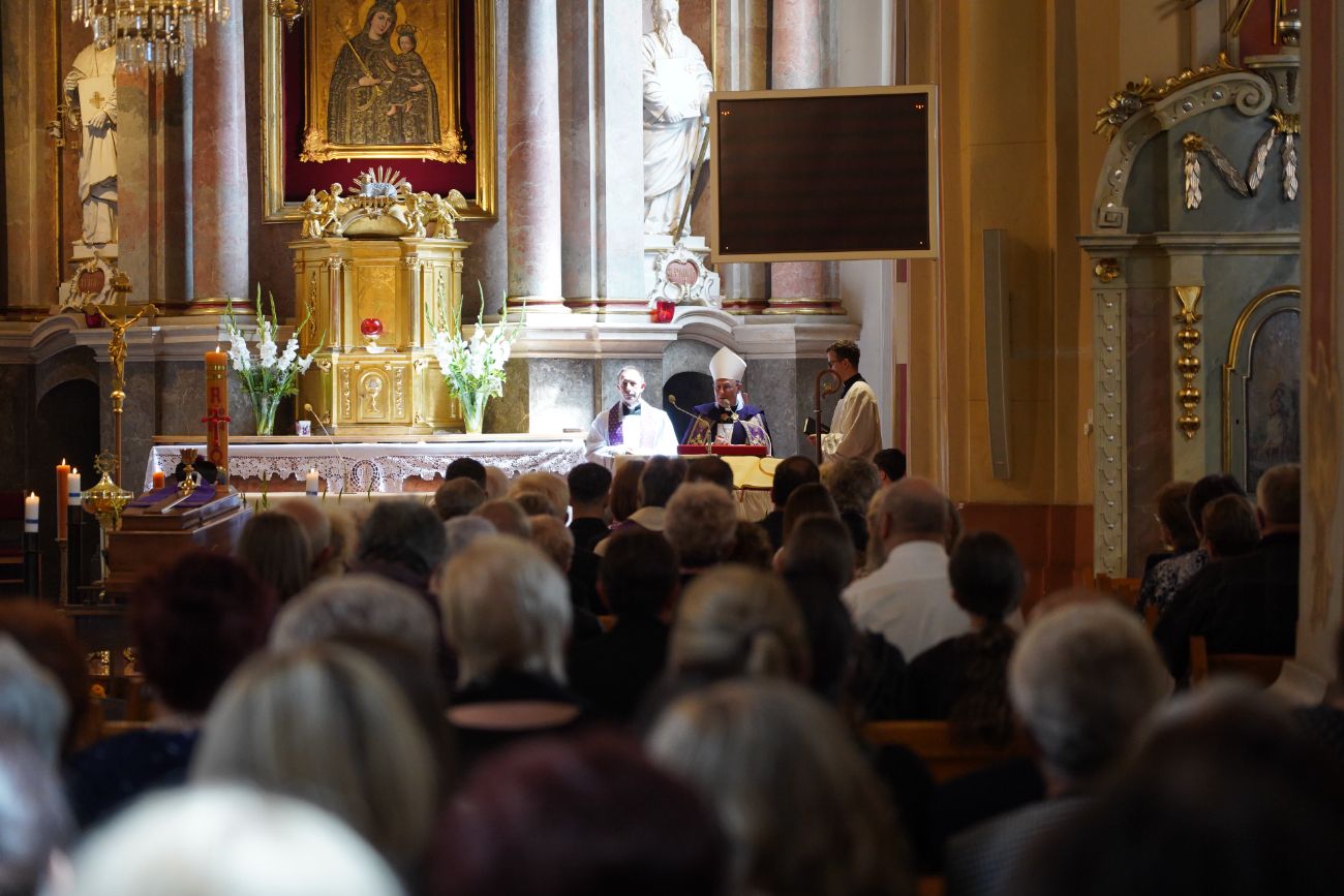 Dziś pożegnano zasłużonego księdza. Tłum wiernych na pogrzebie