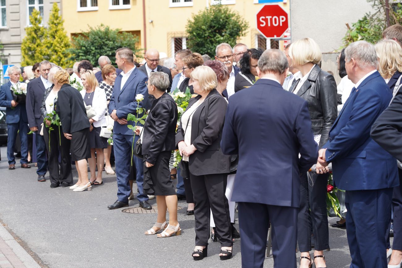 Dziś pożegnano zasłużonego księdza. Tłum wiernych na pogrzebie
