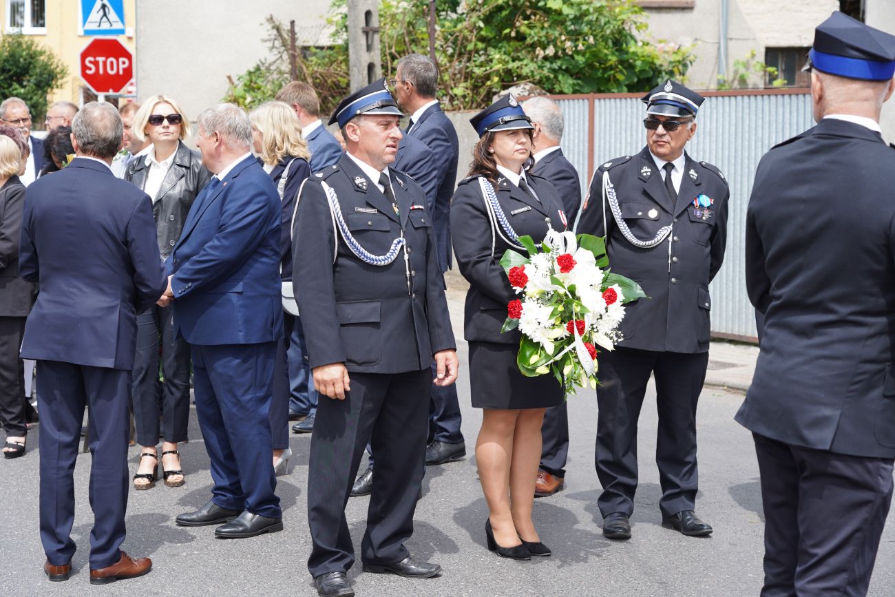 Dziś pożegnano zasłużonego księdza. Tłum wiernych na pogrzebie