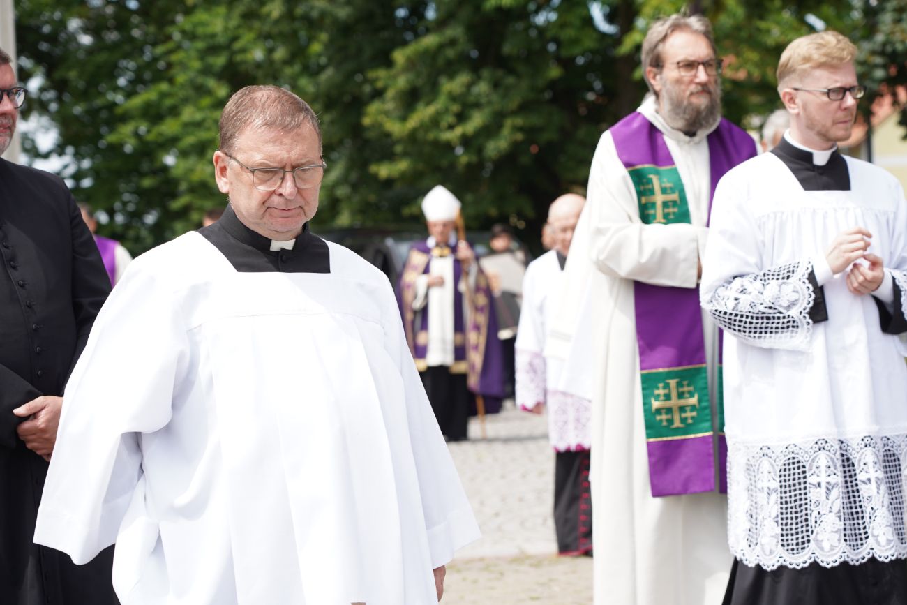 Dziś pożegnano zasłużonego księdza. Tłum wiernych na pogrzebie