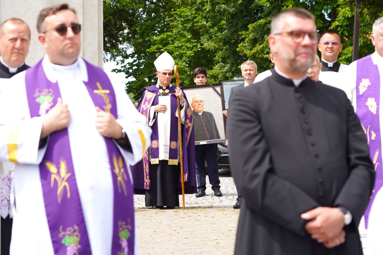 Dziś pożegnano zasłużonego księdza. Tłum wiernych na pogrzebie