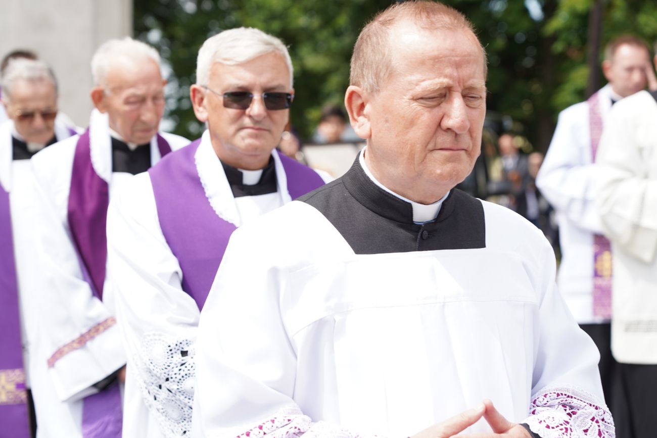 Dziś pożegnano zasłużonego księdza. Tłum wiernych na pogrzebie
