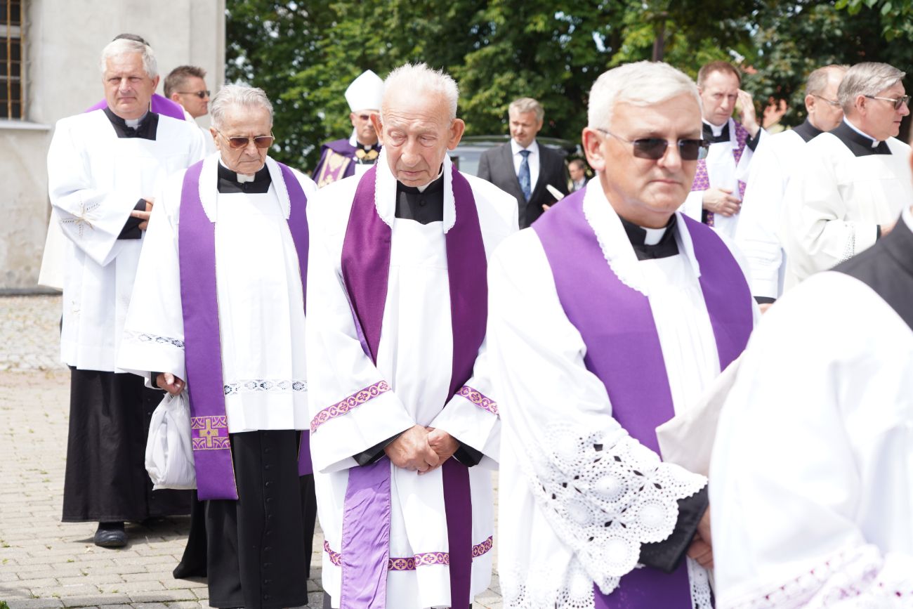 Dziś pożegnano zasłużonego księdza. Tłum wiernych na pogrzebie