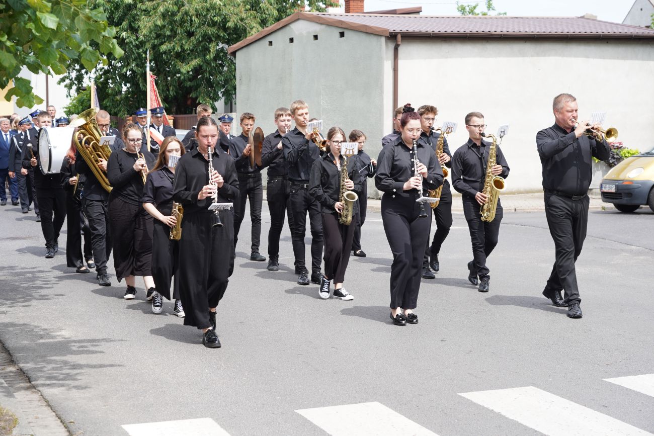Dziś pożegnano zasłużonego księdza. Tłum wiernych na pogrzebie