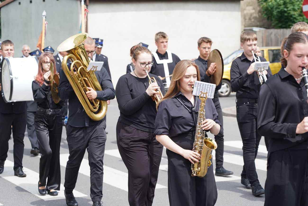 Dziś pożegnano zasłużonego księdza. Tłum wiernych na pogrzebie