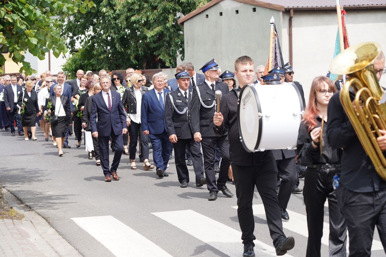 Dziś pożegnano zasłużonego księdza. Tłum wiernych na pogrzebie