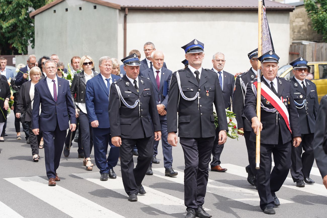 Dziś pożegnano zasłużonego księdza. Tłum wiernych na pogrzebie