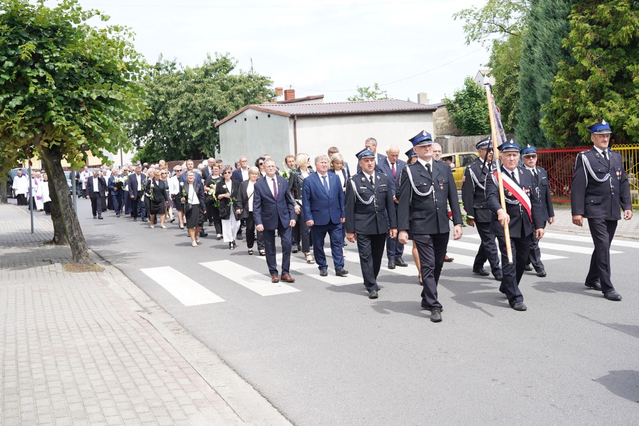 Dziś pożegnano zasłużonego księdza. Tłum wiernych na pogrzebie