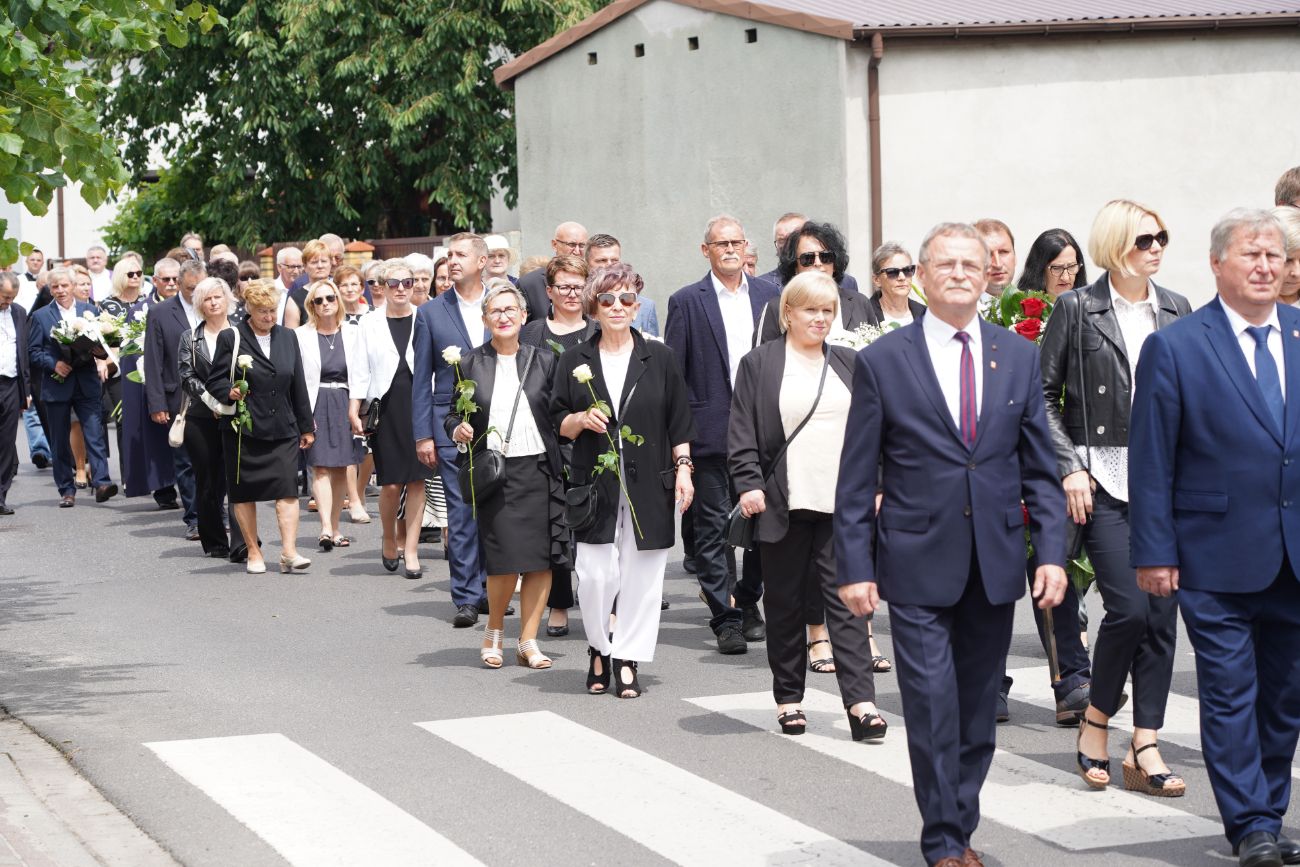 Dziś pożegnano zasłużonego księdza. Tłum wiernych na pogrzebie