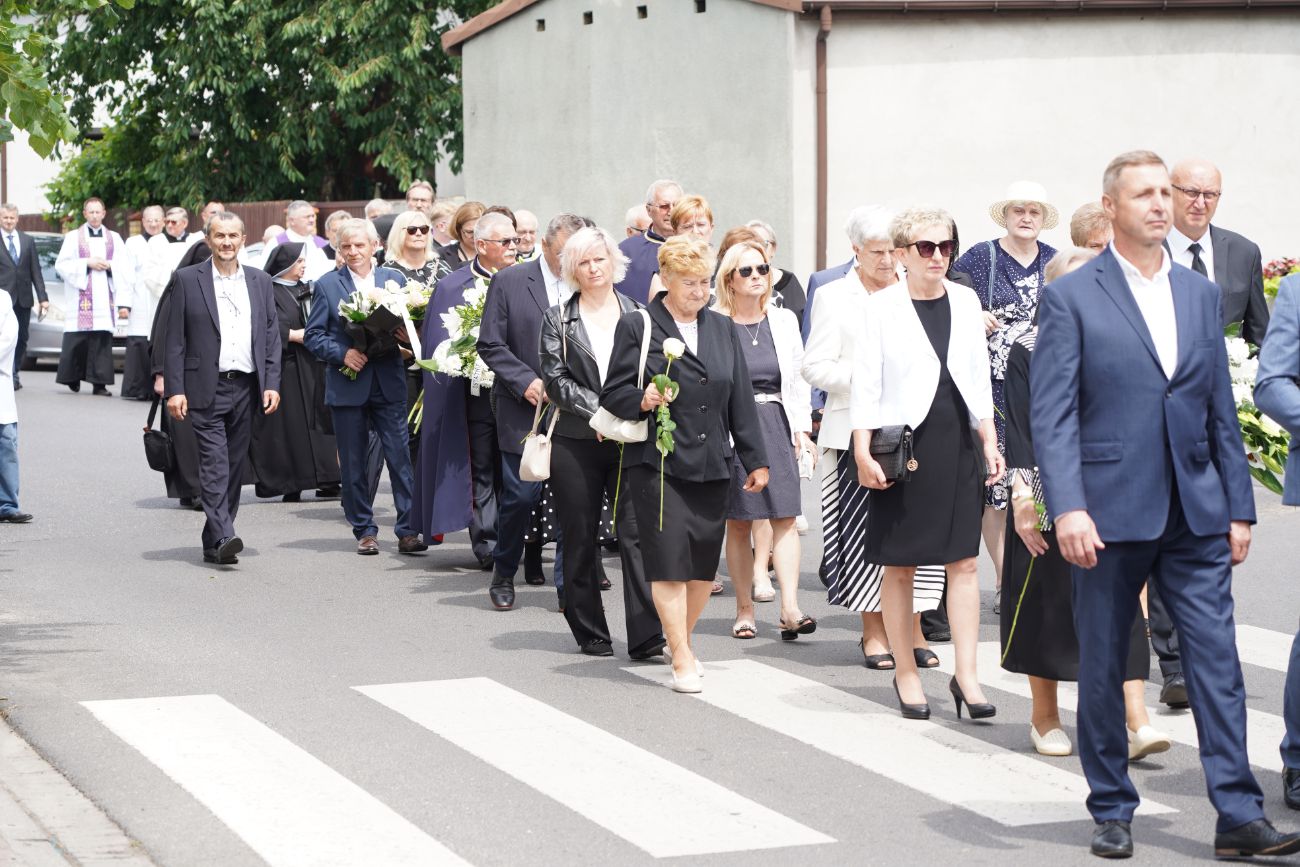 Dziś pożegnano zasłużonego księdza. Tłum wiernych na pogrzebie