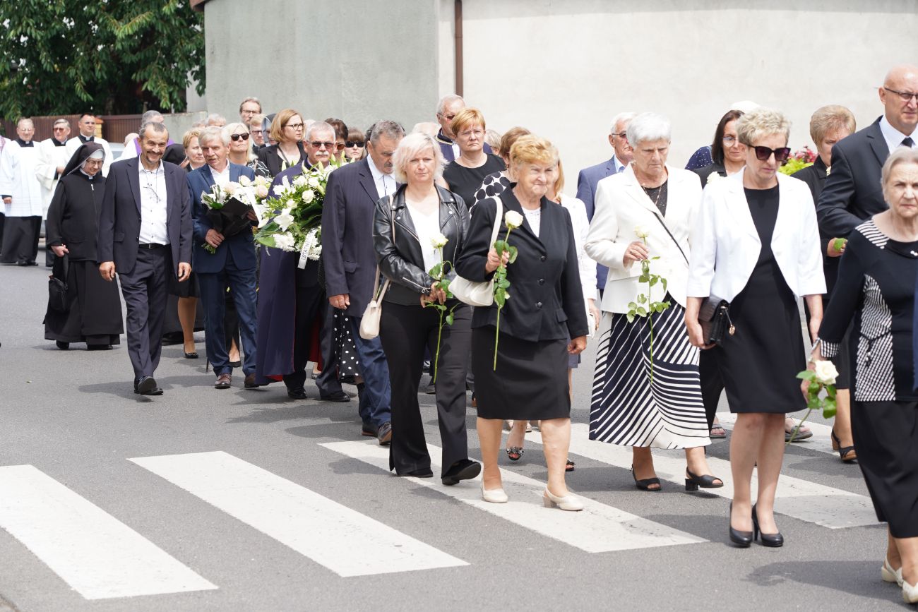 Dziś pożegnano zasłużonego księdza. Tłum wiernych na pogrzebie